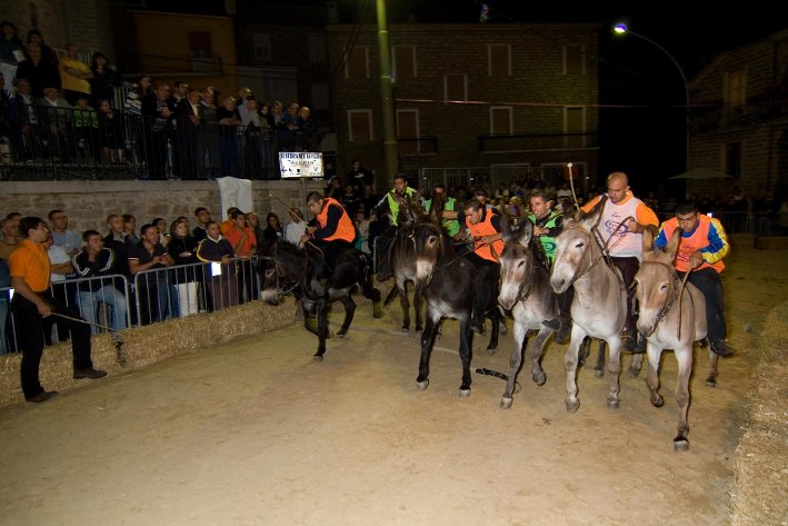 LA PARTENZA DELL'EMOZIONANTE E ORIGINALE PALIO